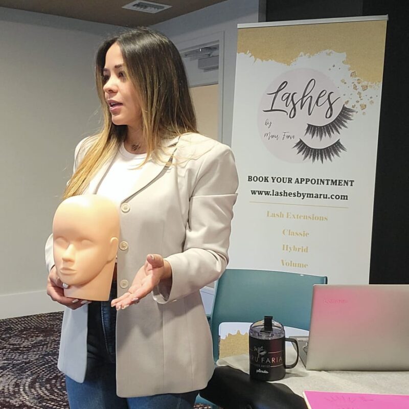 La técnica correcta para realizar pestañas clásicas y de volumen.